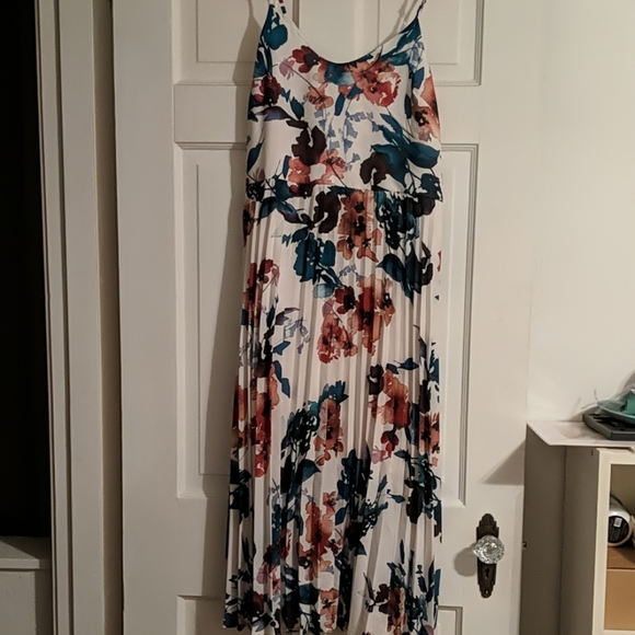 Foral Dress - Picture 2 of 3